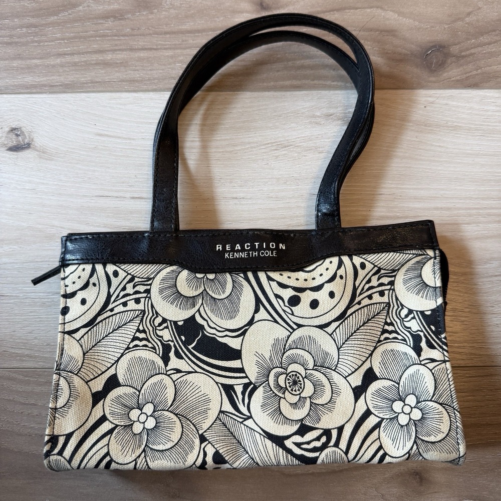Kenneth Cole Reaction Purse Black‎ and White Zip Closure Floral Design Small